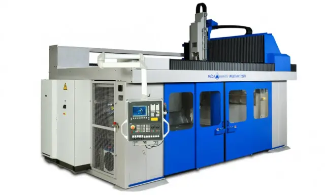 Macchina industriale avanzata, una fresa a 5 assi con pannello di controllo digitale e porte blu brillanti, pronta per lavorazioni complesse.