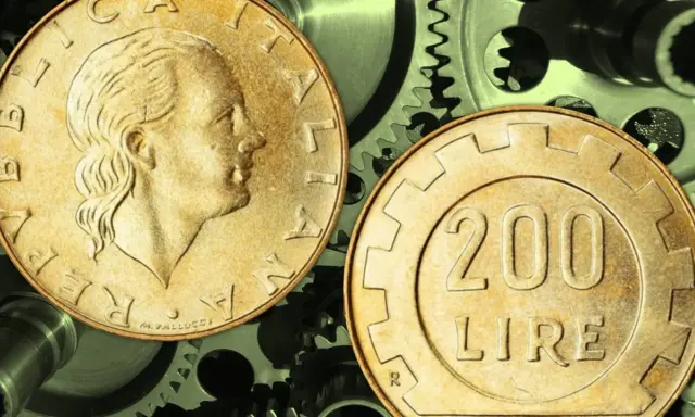 Due monete da 200 lire su ingranaggi metallici. Quanto guadagna un quadro metalmeccanico?