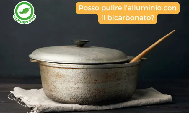 Pentola in alluminio macchiata, con mestolo di legno. Scopri come pulire il metallo con il bicarbonato per un risultato brillante.