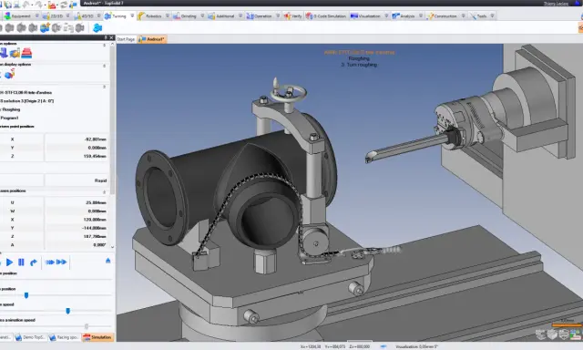 Simulazione di un pezzo su un tornio CNC, con visualizzazione dei parametri di lavorazione e degli assi macchina. Il sistema CAD mostra il processo di sgrossatura.
