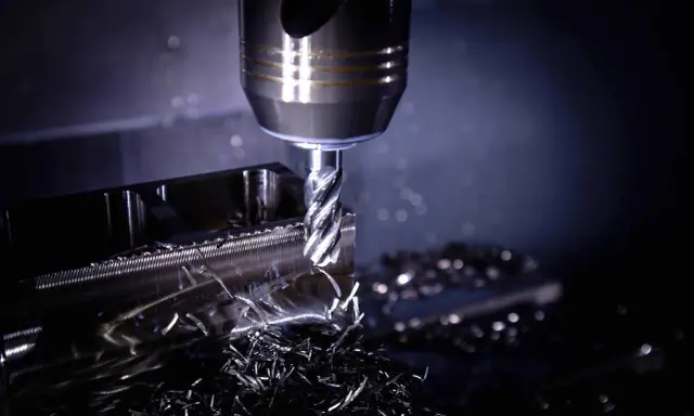 Un fresatore cosa fa? Lavora il metallo con precisione, creando forme complesse e finiture impeccabili. I trucioli metallici testimoniano il suo lavoro.