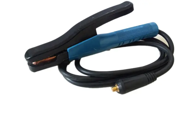 Portaelettrodo per saldatura ad arco con cavo nero e connettore dorato, pronto per il stick welding.