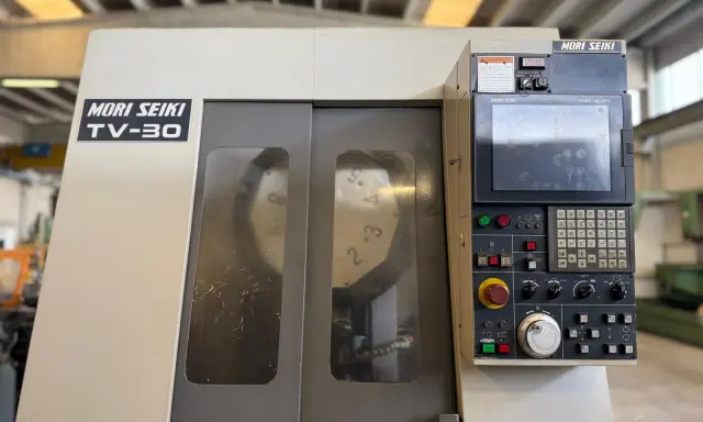 Macchina utensile Mori Seiki TV-30 con pannello di controllo e display.