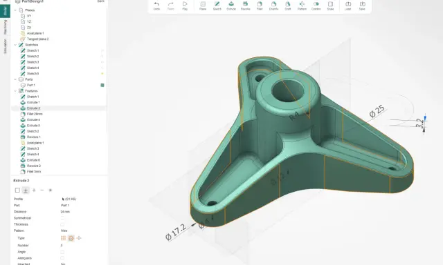 Un disegnatore CAD CAM lavora su un modello 3D di una parte meccanica, con dettagli di estrusione e raggi.
