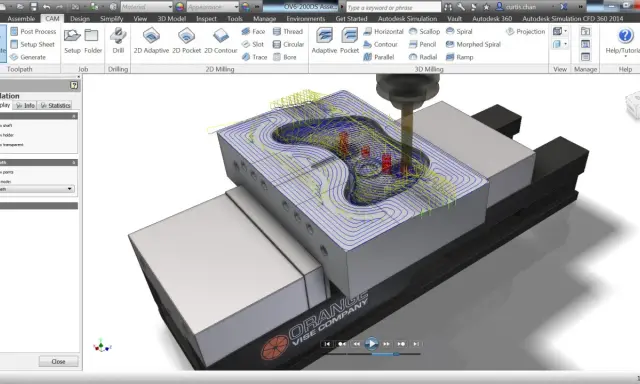 Simulazione CAM di Autodesk: un utensile lavora un pezzo con percorsi di taglio complessi, mostrando cos'è Autodesk per la produzione.