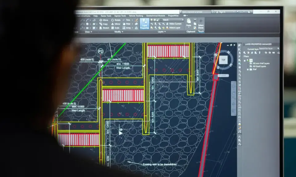Un ingegnere analizza un progetto di ingegneria civile su AutoCAD, mostrando cos'è questo software per la progettazione.