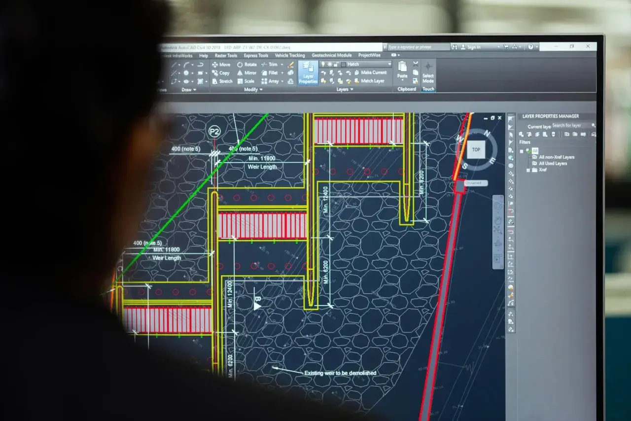 Un ingegnere analizza un progetto di ingegneria civile su AutoCAD, mostrando cos'è questo software per la progettazione.