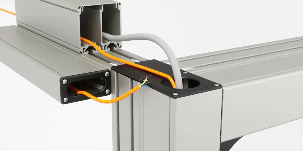 Sistemi di canalizzazione in alluminio per organizzare cavi. L'alluminio &egrave; leggero e resistente, ideale per soluzioni di cablaggio pulite e sicure.
