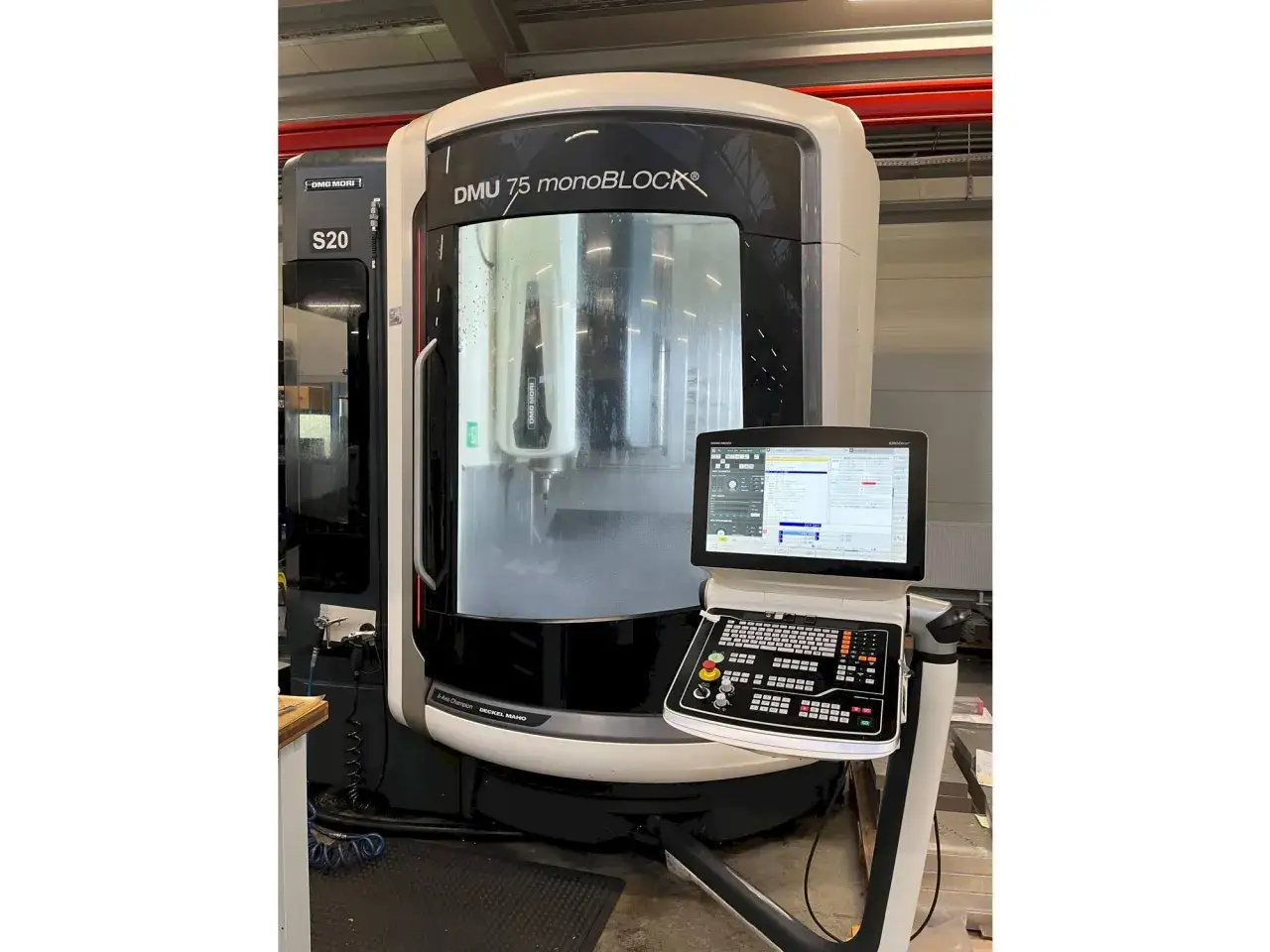 Macchina utensile a 5 assi DMG MORI DMU 75 monoblock, con pannello di controllo e schermo.