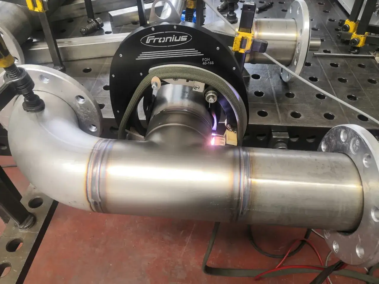 Saldatura tubi in acciaio inox con saldatrice automatica Fronius. Un'operazione di precisione per un risultato impeccabile.
