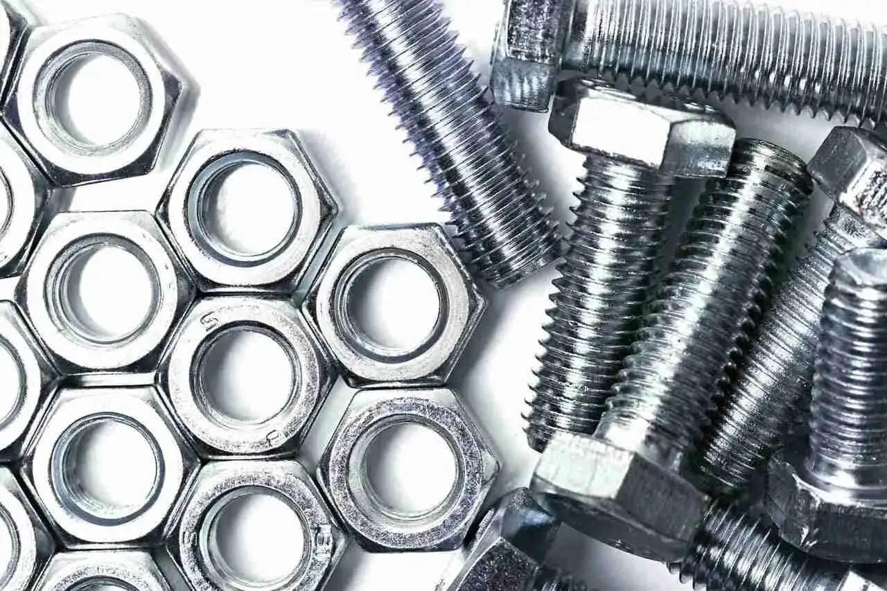 Dadi e bulloni in acciaio 316L, un materiale che contiene nichel, pronti per unire pezzi con precisione.