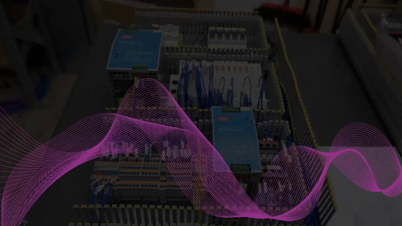 Quadro elettrico con componenti e fili blu, un'onda viola in primo piano. Un programmatore PLC lavora su questo pannello.