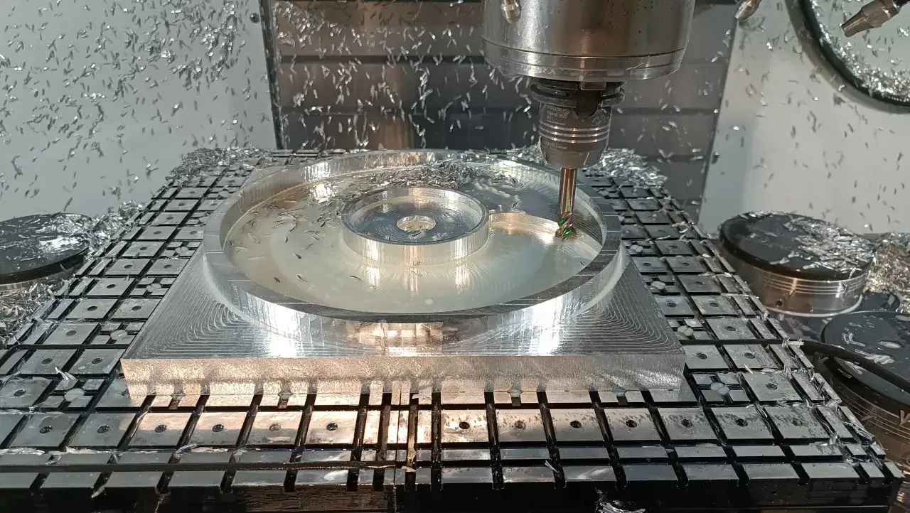 Lavorazione di un pezzo in acciaio al carbonio, mostrando la fresatura di precisione e i trucioli metallici.