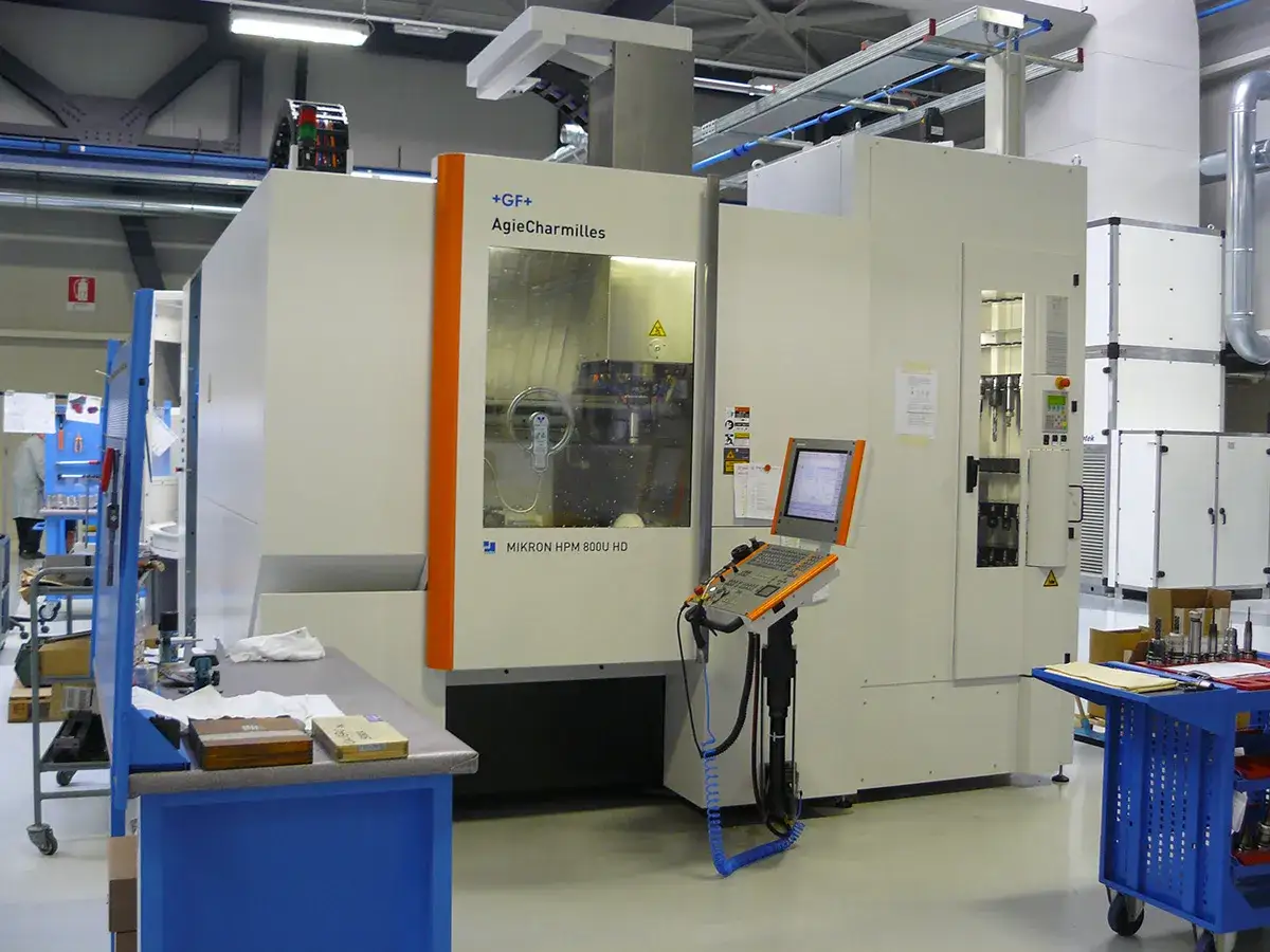 Una fresatrice MIKRON HPM 800U HD, una macchina industriale di precisione a cosa serve? A creare pezzi complessi con alta accuratezza.