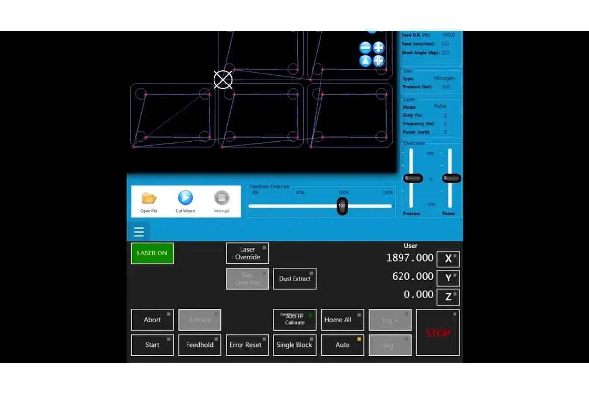 Interfaccia di un software taglio laser con visualizzazione del percorso, parametri di taglio e controlli operativi.