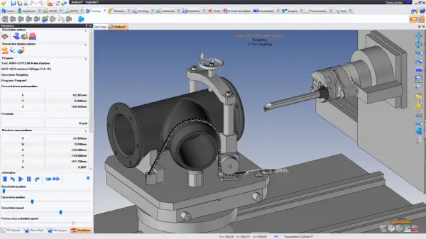 Simulazione di un pezzo su un tornio CNC, con visualizzazione dei parametri di lavorazione e degli assi macchina. Il sistema CAD mostra il processo di sgrossatura.