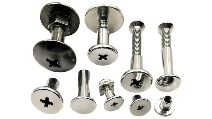 Vari tipi di rivetti metallici, alcuni con testa a croce, altri esagonale, pronti per fissare con precisione.